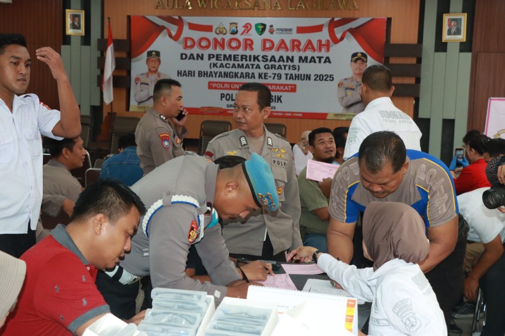 Sambut Hari bhayangkara, Polres Gresik gelar donor darah dan pembagian kacamata gratis