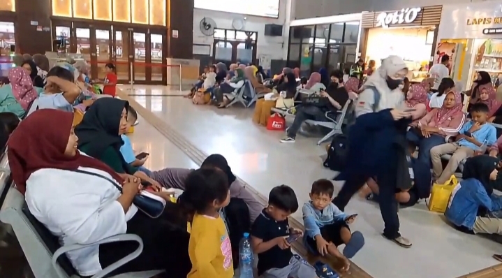 Libur Nataru Selesai, 12.071 Penumpang Padati Stasiun Surabaya Pasar Turi