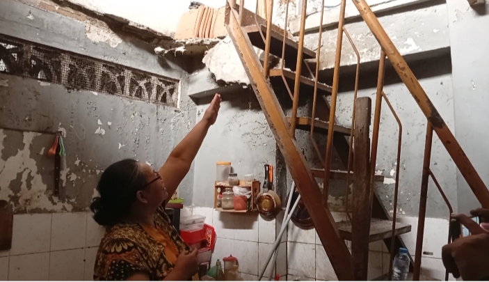 Kamar Lantai Dua Rumah di Dupak Timur Surabaya Ambruk, Satu Orang Terluka