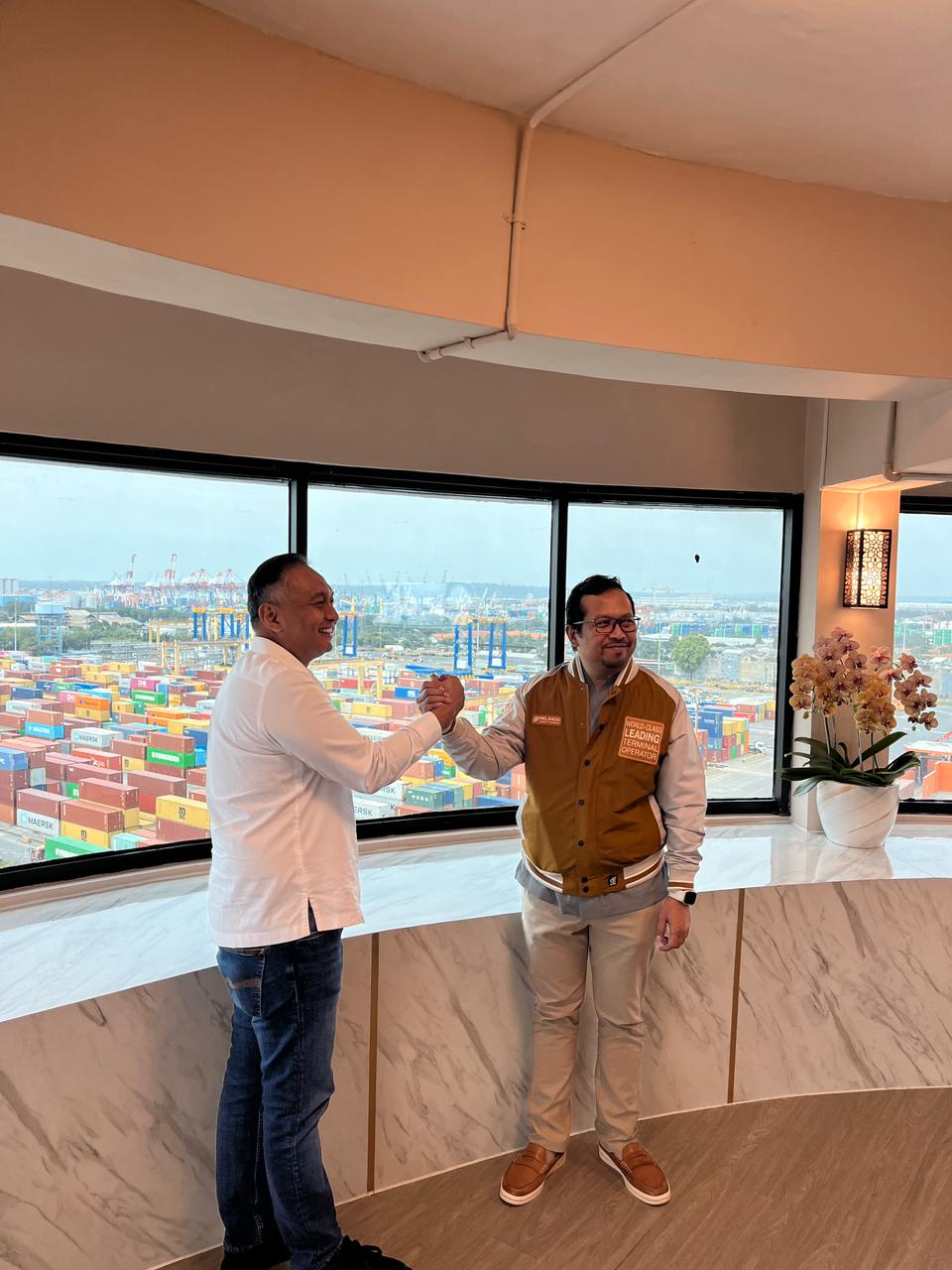 PT Terminal Petikemas Surabaya Perkuat Layanan Logistik Melalui Pembaruan Operasional dan Alat Bongkar Muat Handal